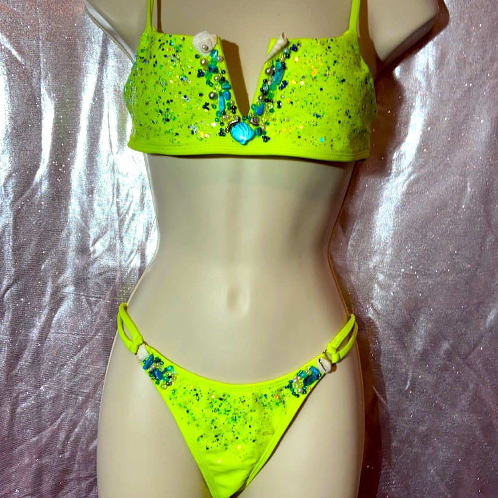 Bikini - Picture 2 of 7